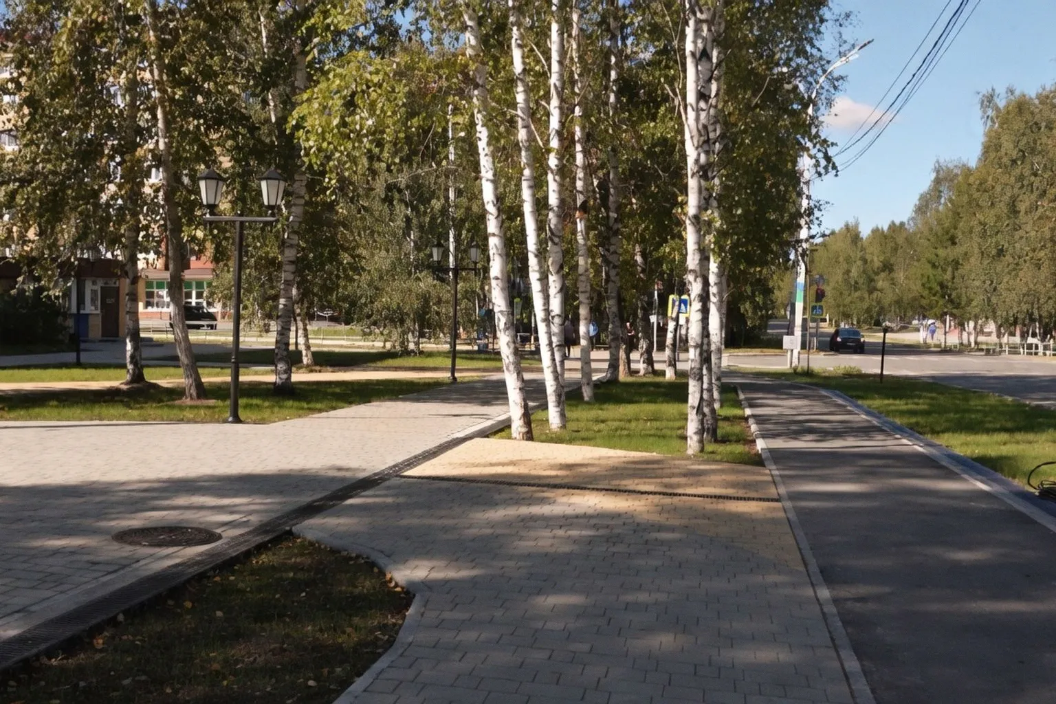 В Урае продолжается благоустройство пешеходной зоны во втором микрорайоне