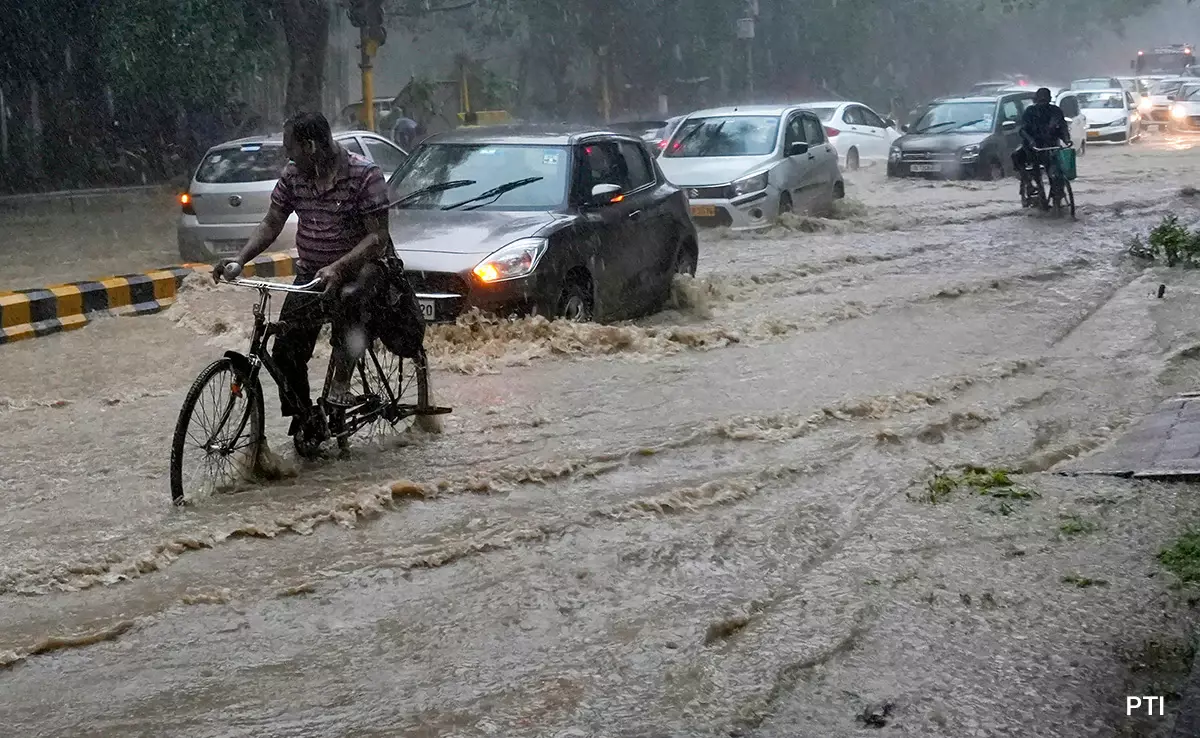 दिल्ली में मूसलाधार बारिश से कई जगह सड़कों पर भरा पानी